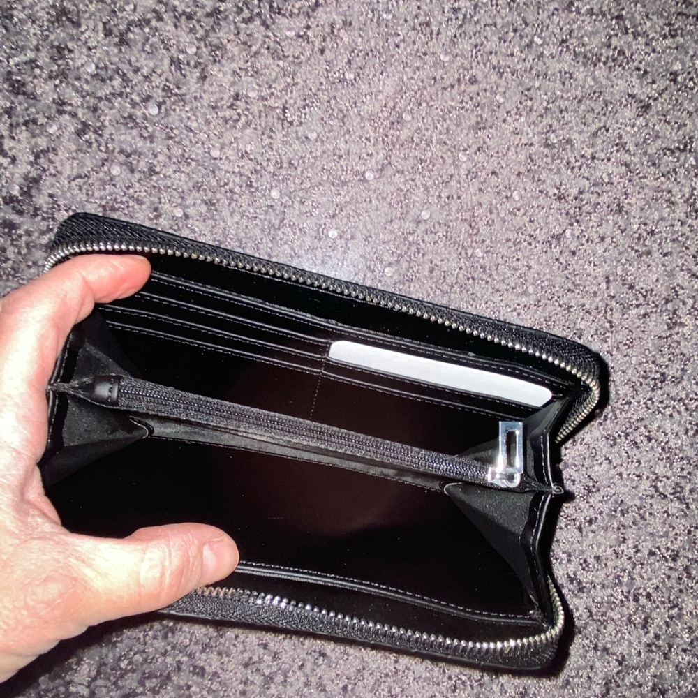 Brand New! Guess Wallet - Picture 3 of 3